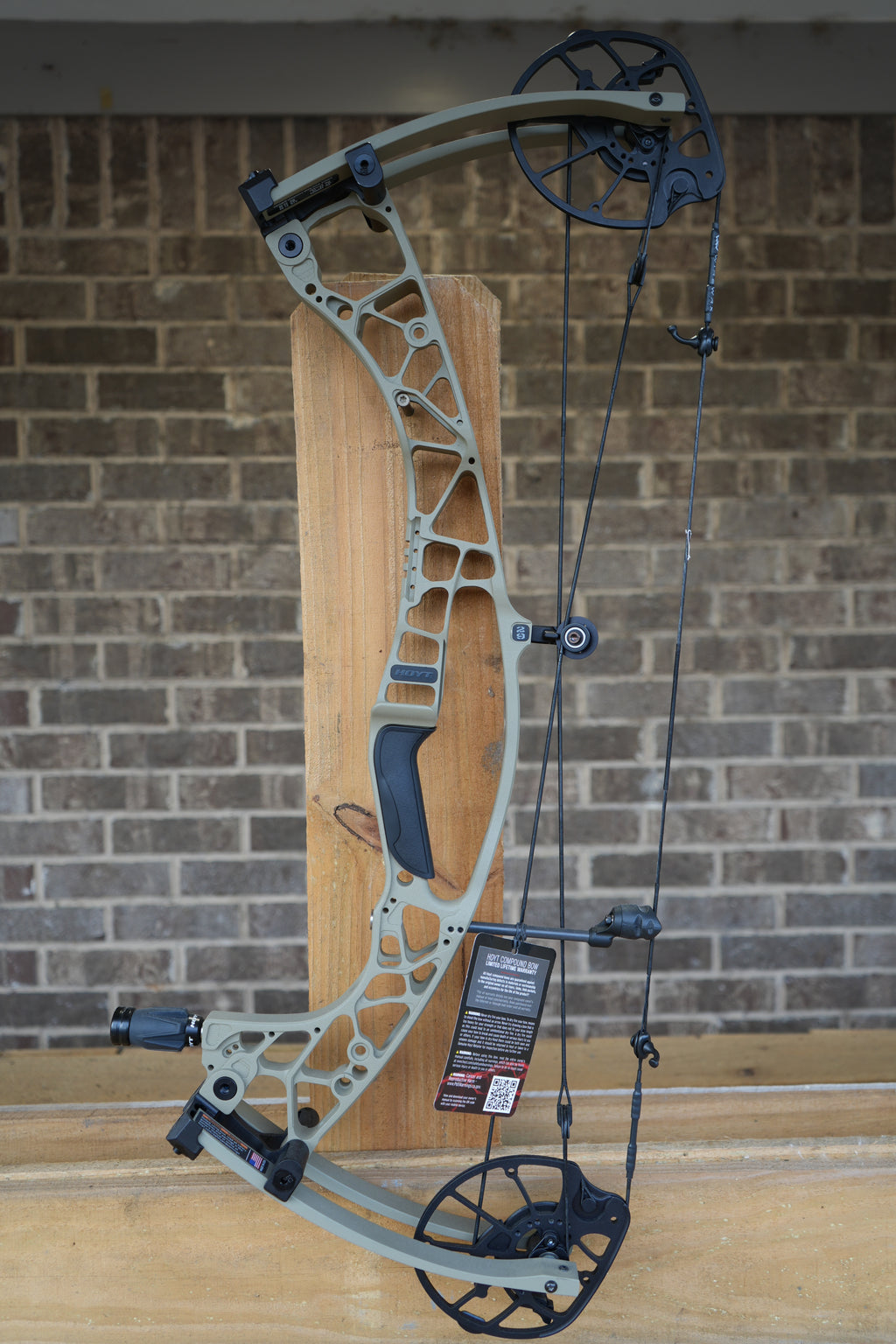 HOYT Alpha AX-3 29 Compound Bow