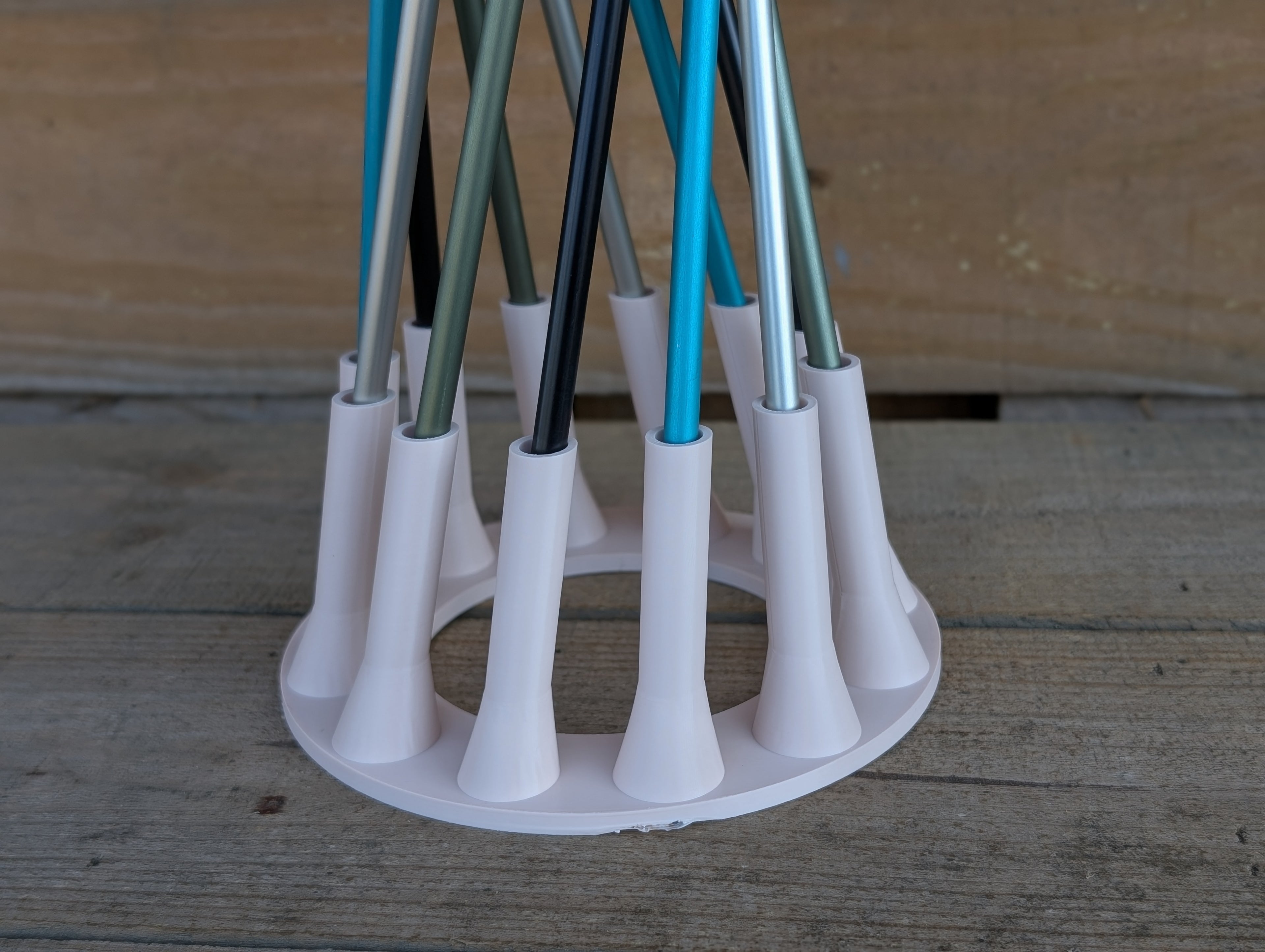 12 arrow spiral stand