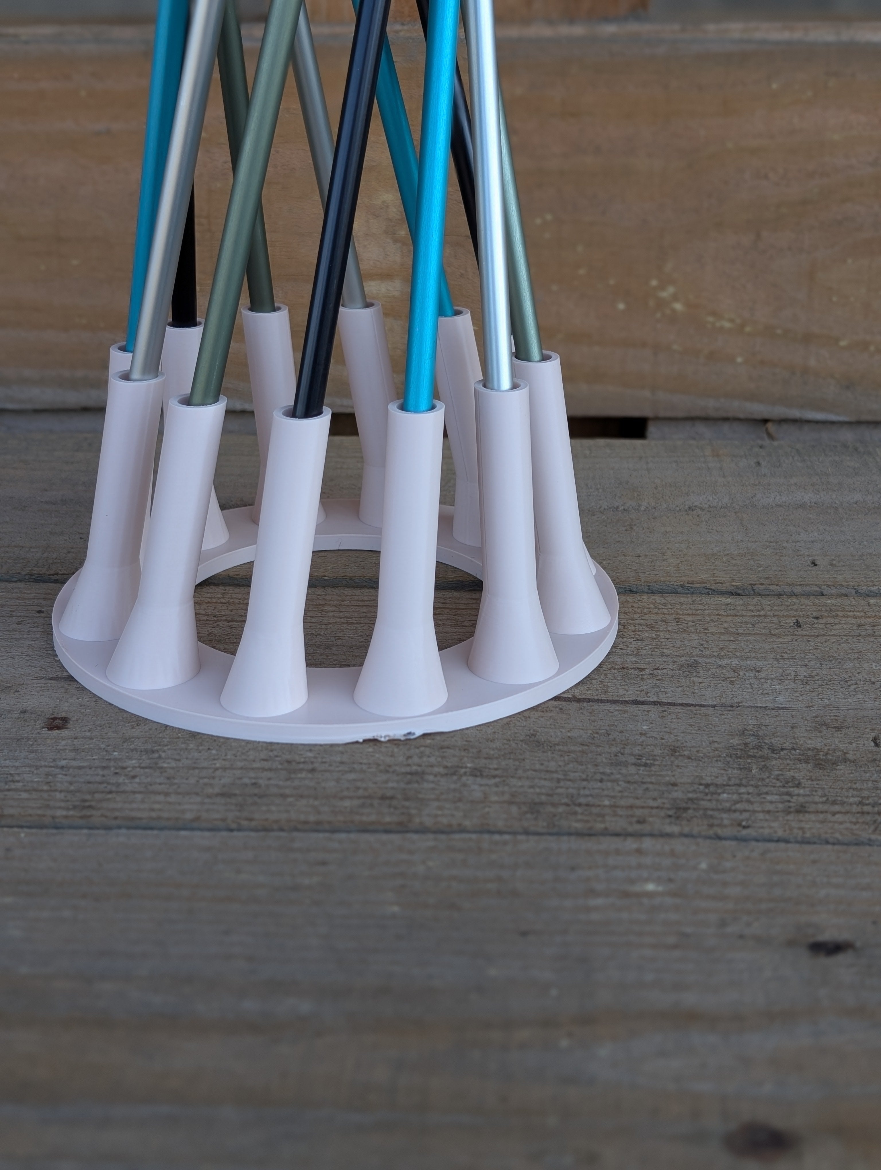 12 arrow spiral stand